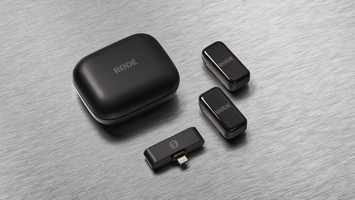 La caja de los RØDE Wireless Micro, con los micrófonos y el receptor al lado.